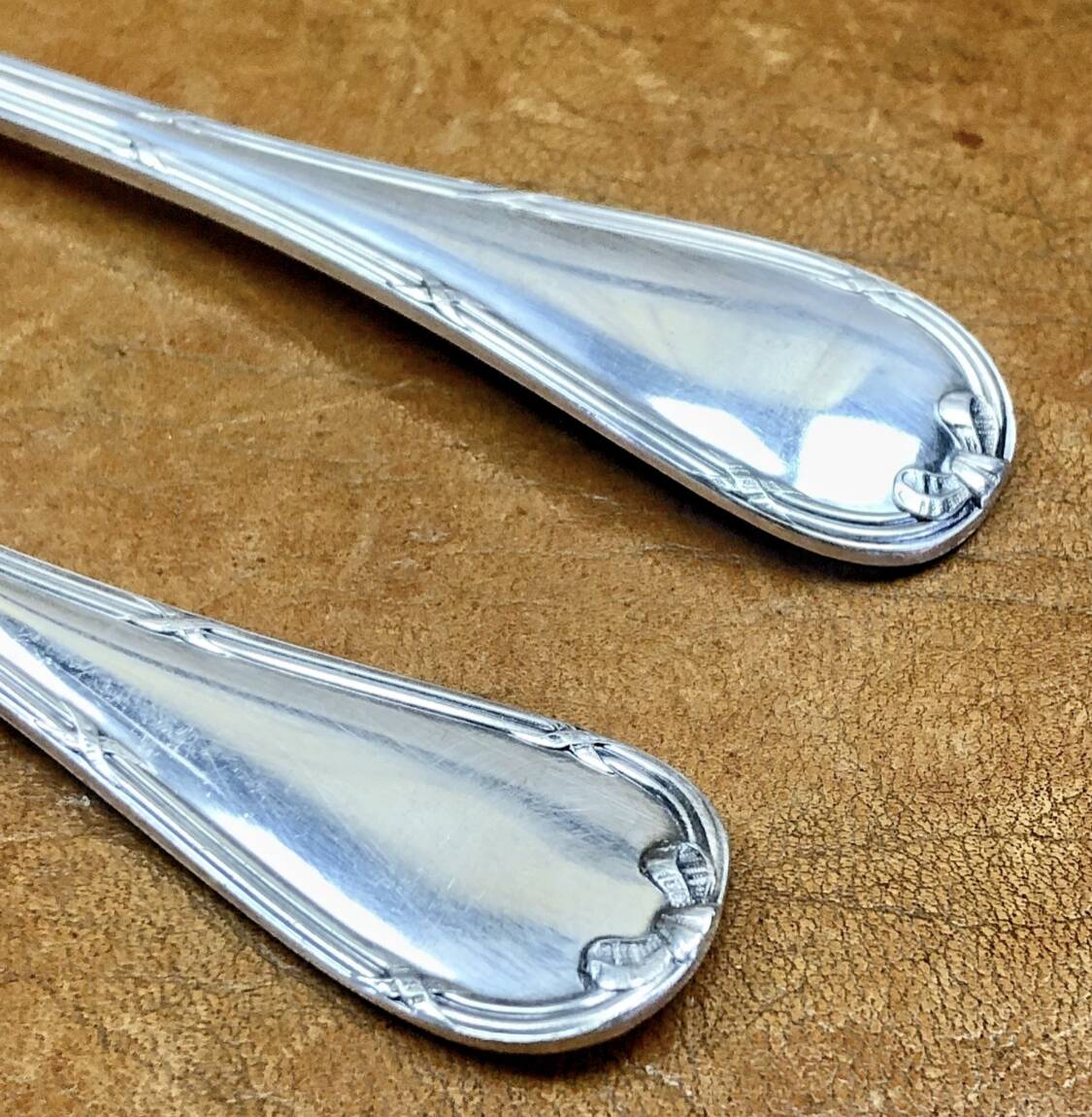 7 Christofle silver-plated oyster forks with Louis crossed ribbons