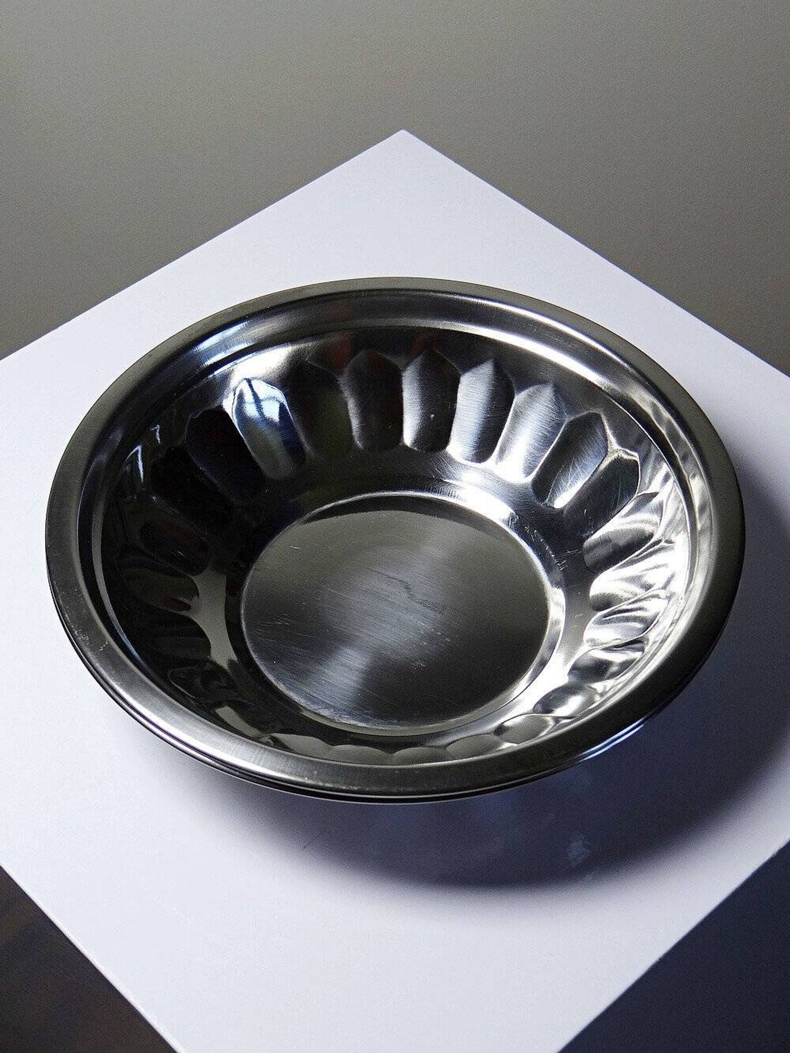 Set of 3 vintage stainless steel bowls from the 1980s.