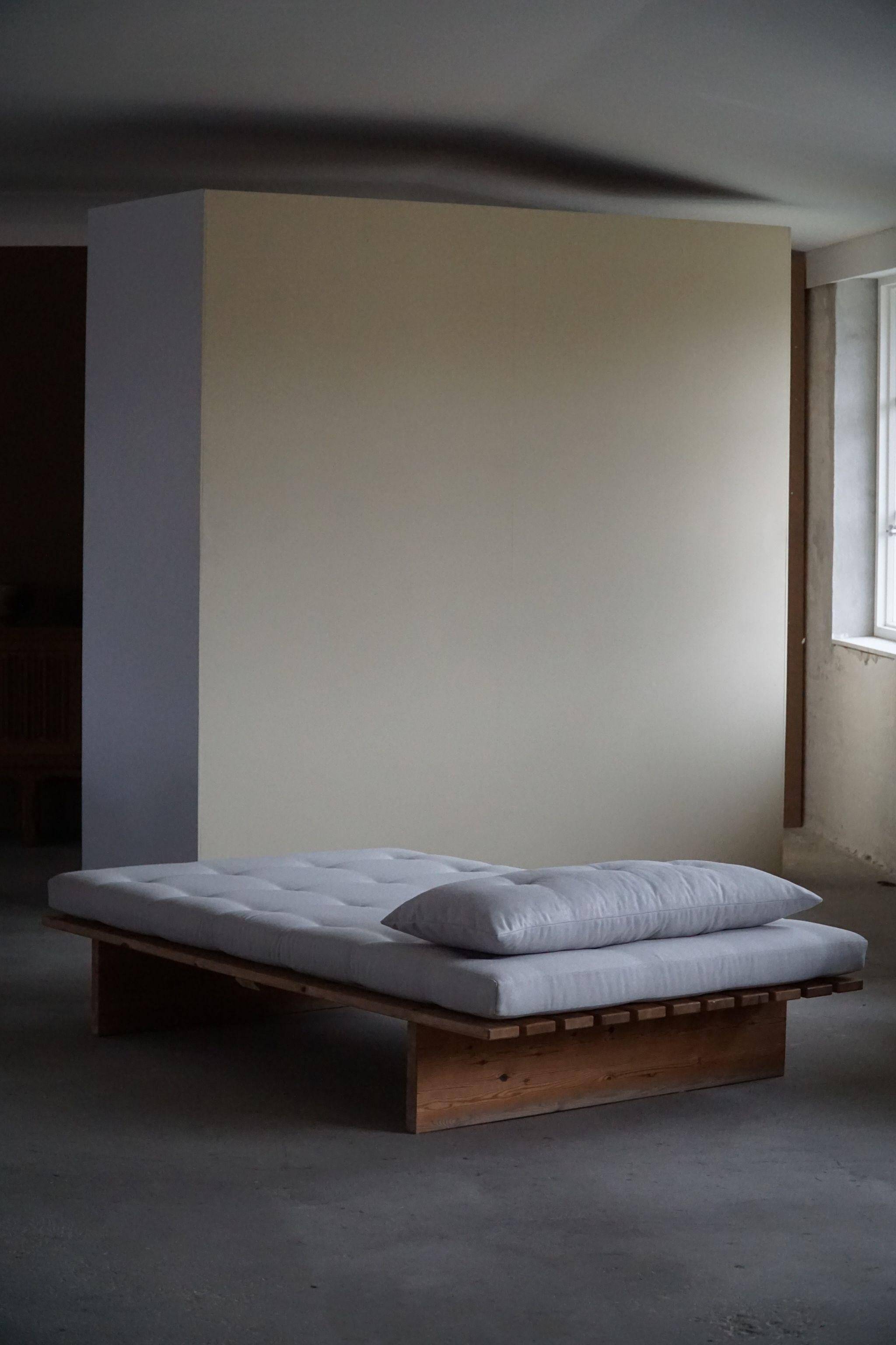 Modern Danish daybed, reupholstered, made of pine, by Nyt i Bo, 1970s.