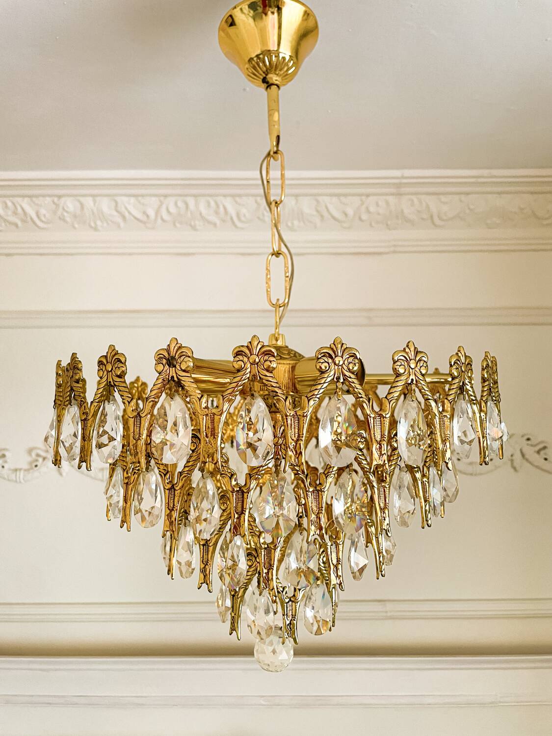 Lustre vintage en laiton doré avec des pampilles en cristal.