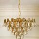 Lustre vintage en laiton doré avec des pampilles en cristal.