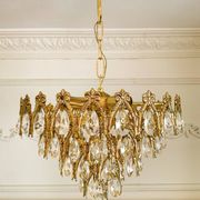 Lustre vintage en laiton doré avec des pampilles en cristal.