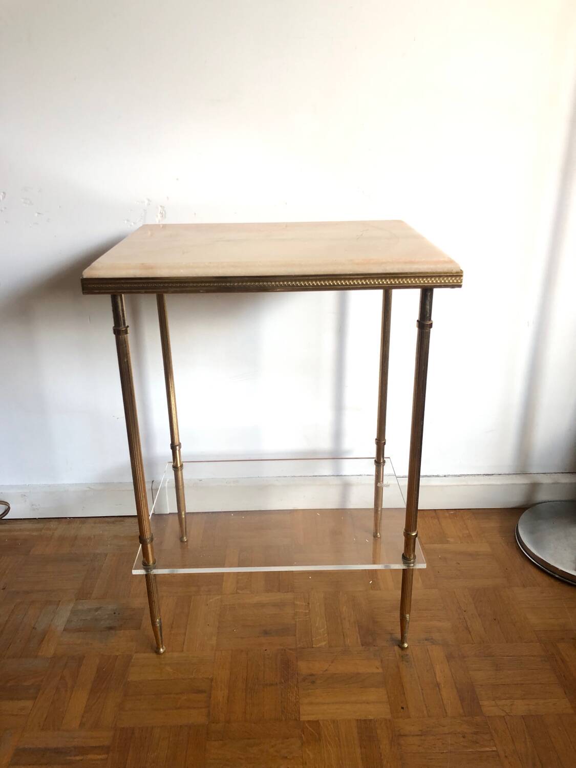 Pedestal side table in gold metal and marble
