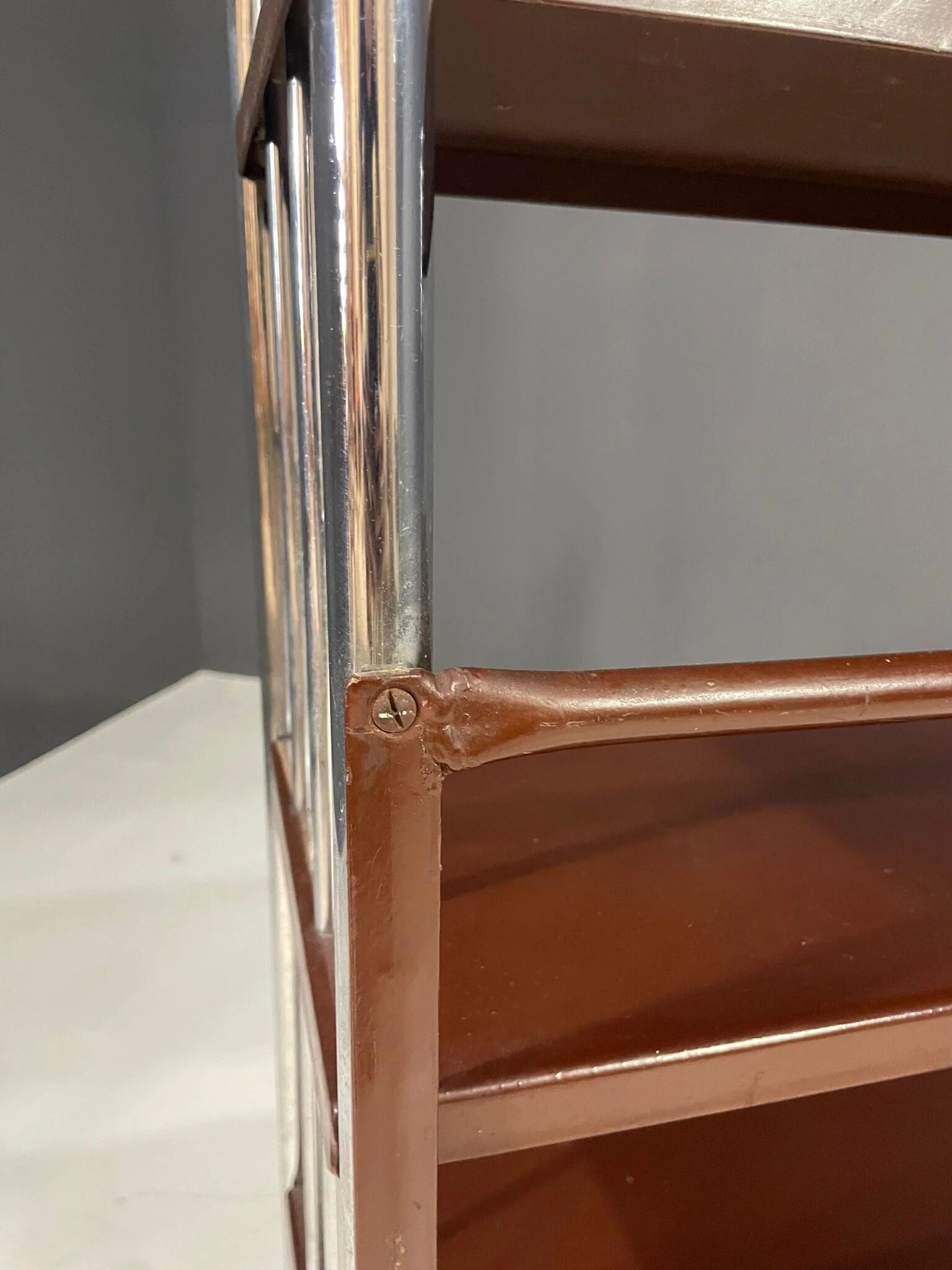 Étagère chromée Bauhaus en acier plié et tôle, Europe années 1930