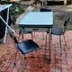 Table de cuisine formica et 4 chaises skaï