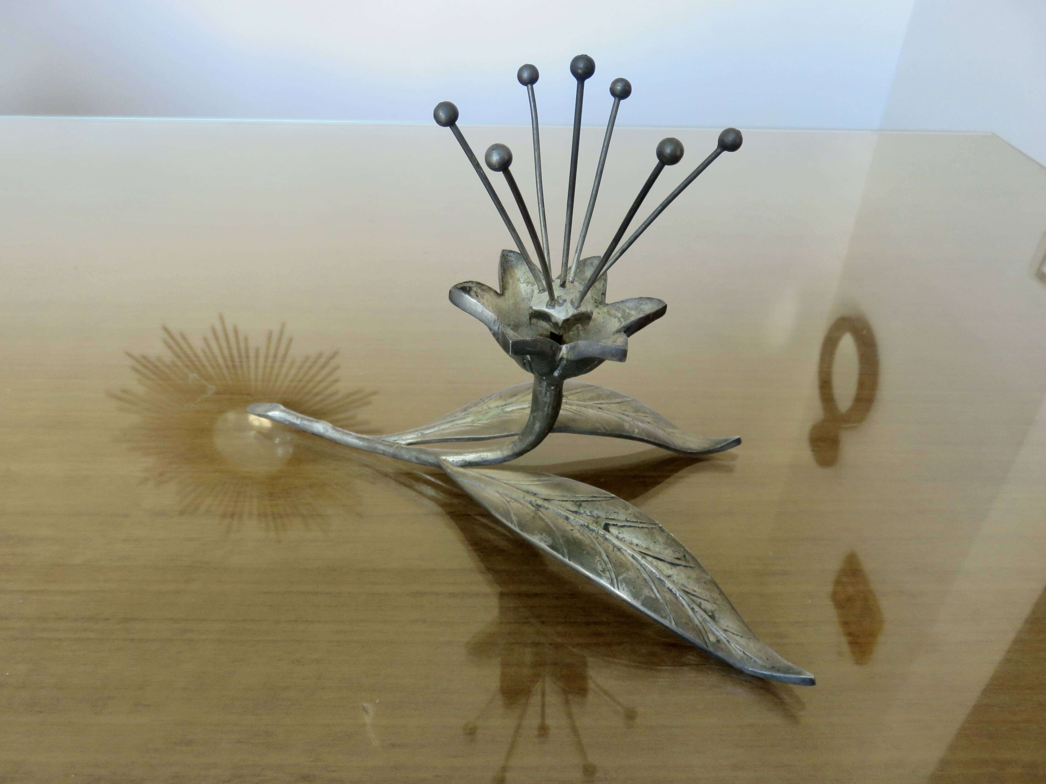 série de 6 cendriers en bronze argenté en forme de fleur vers 196O ou 1970