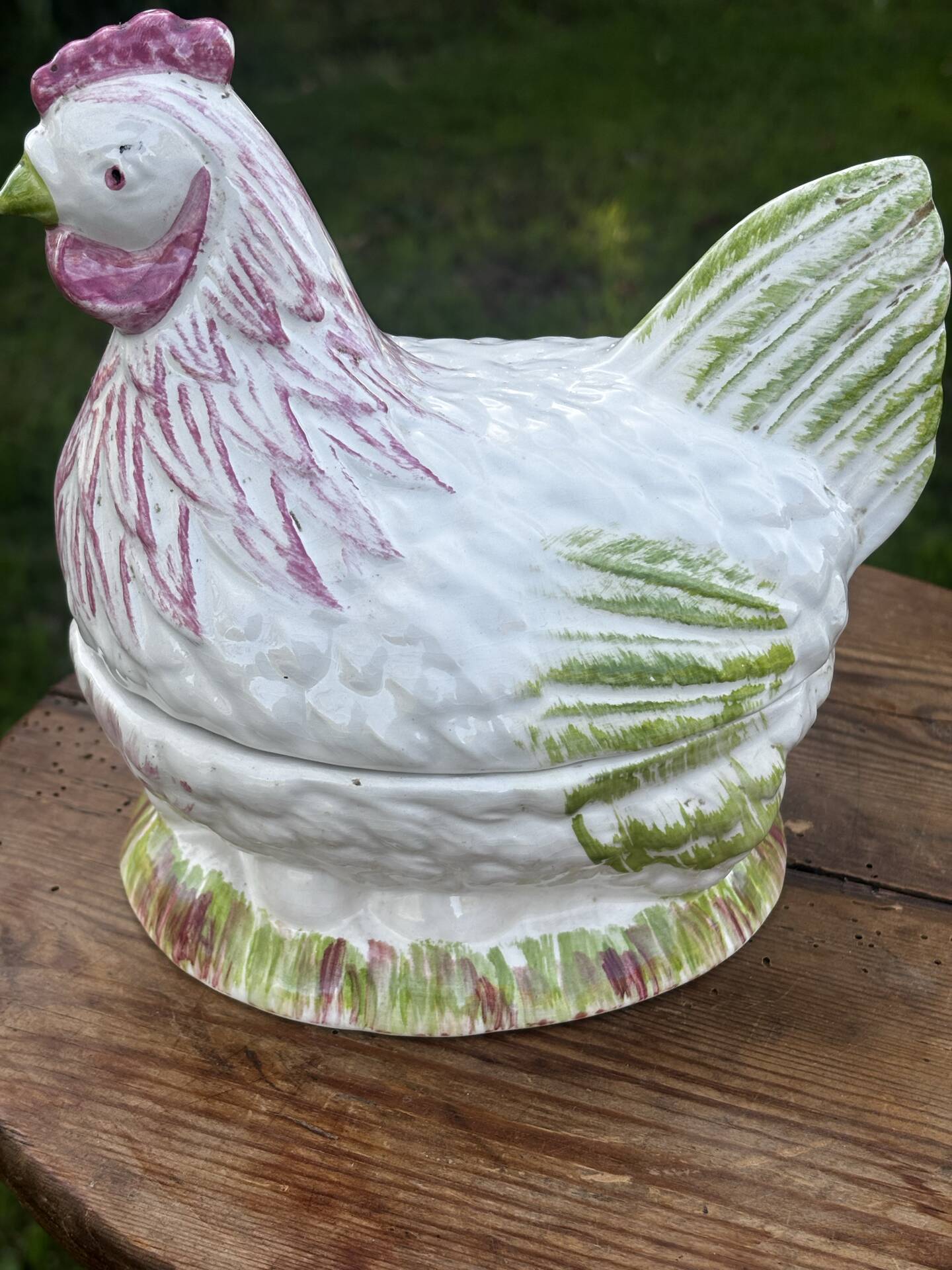 Superbe terrine en barbotine zoomorphe poule Caugant