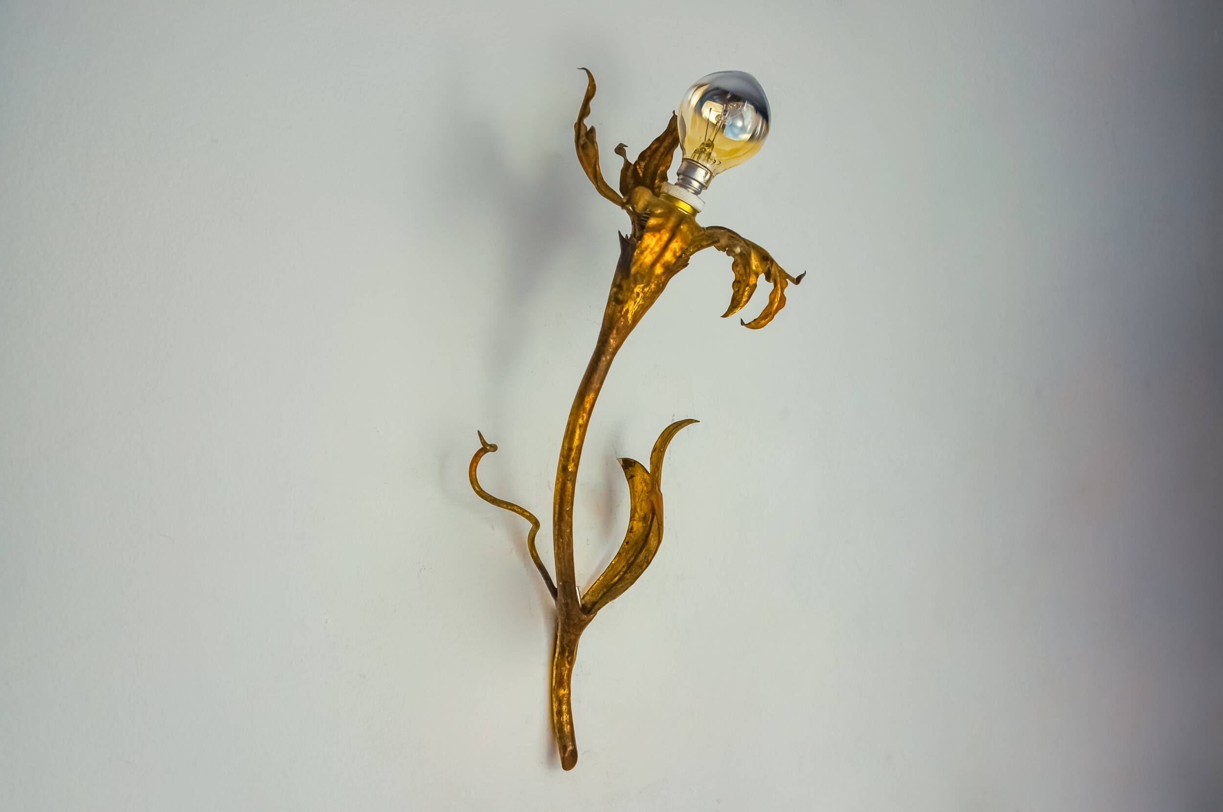 "Fleur de lys" wall light by Ferro Arte, metal and gold leaf, Spain, 1970