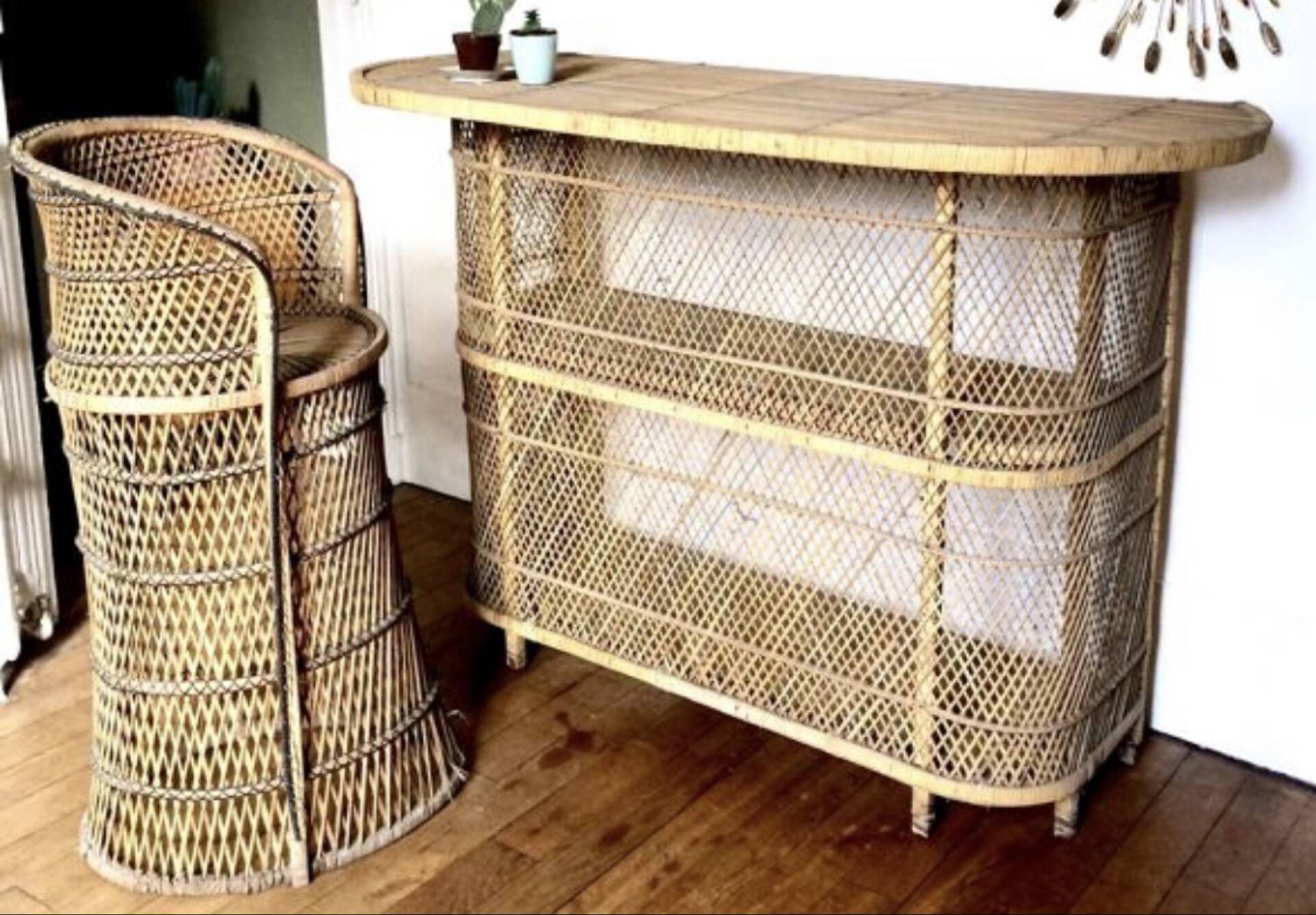 Vintage rattan and wicker bar with 2 stools – 1960s/70s