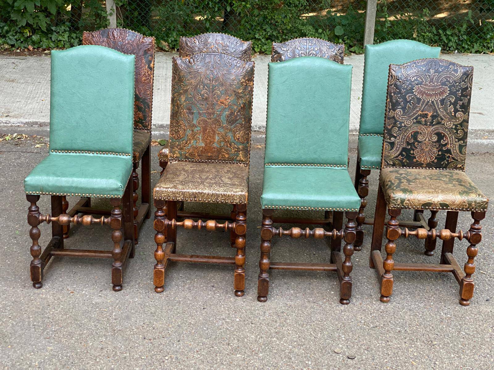 8 chaises basques espagnoles en cuir vert et marron doré