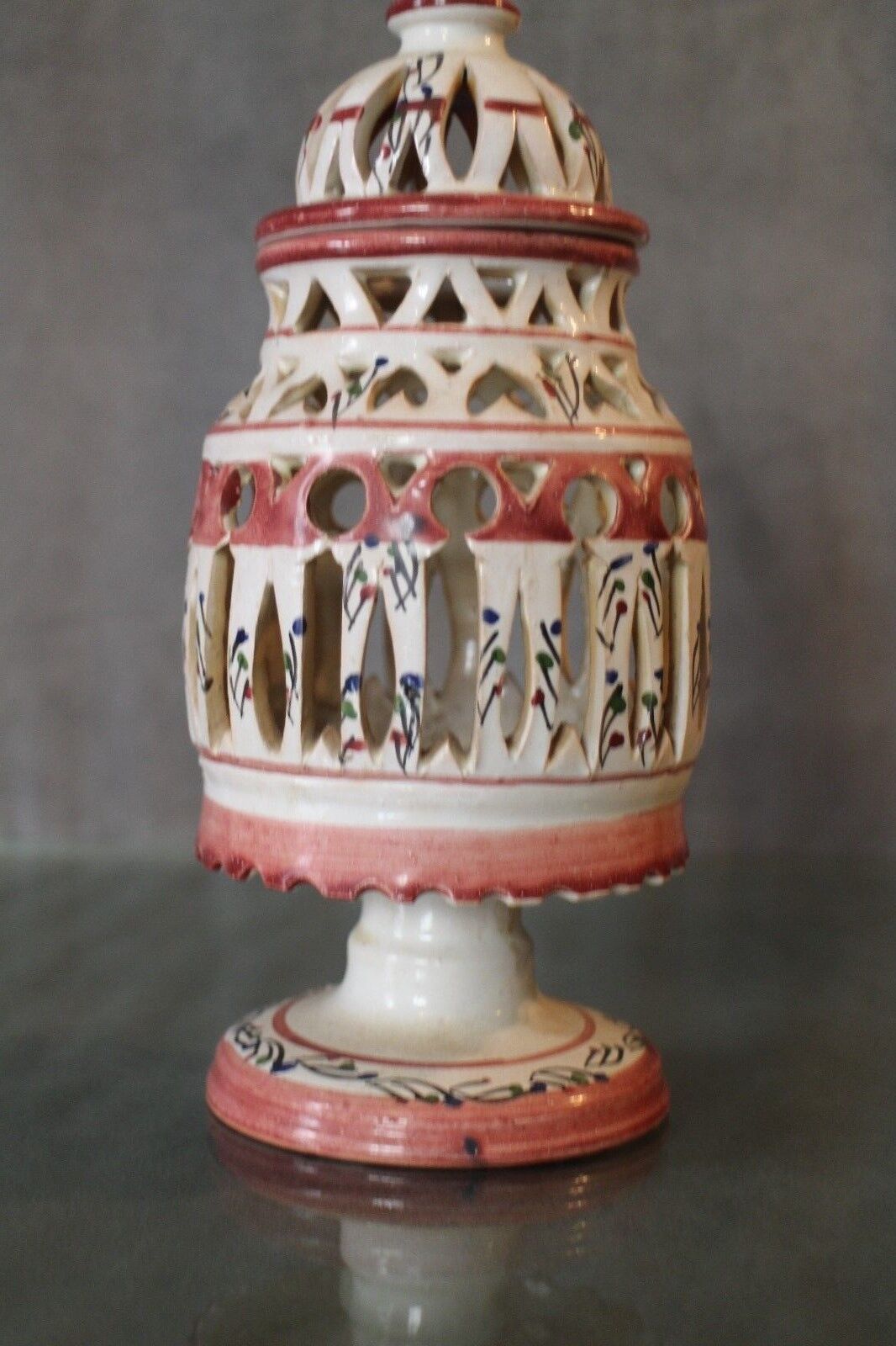 Tealight lamp foot with openwork earthenware decoration