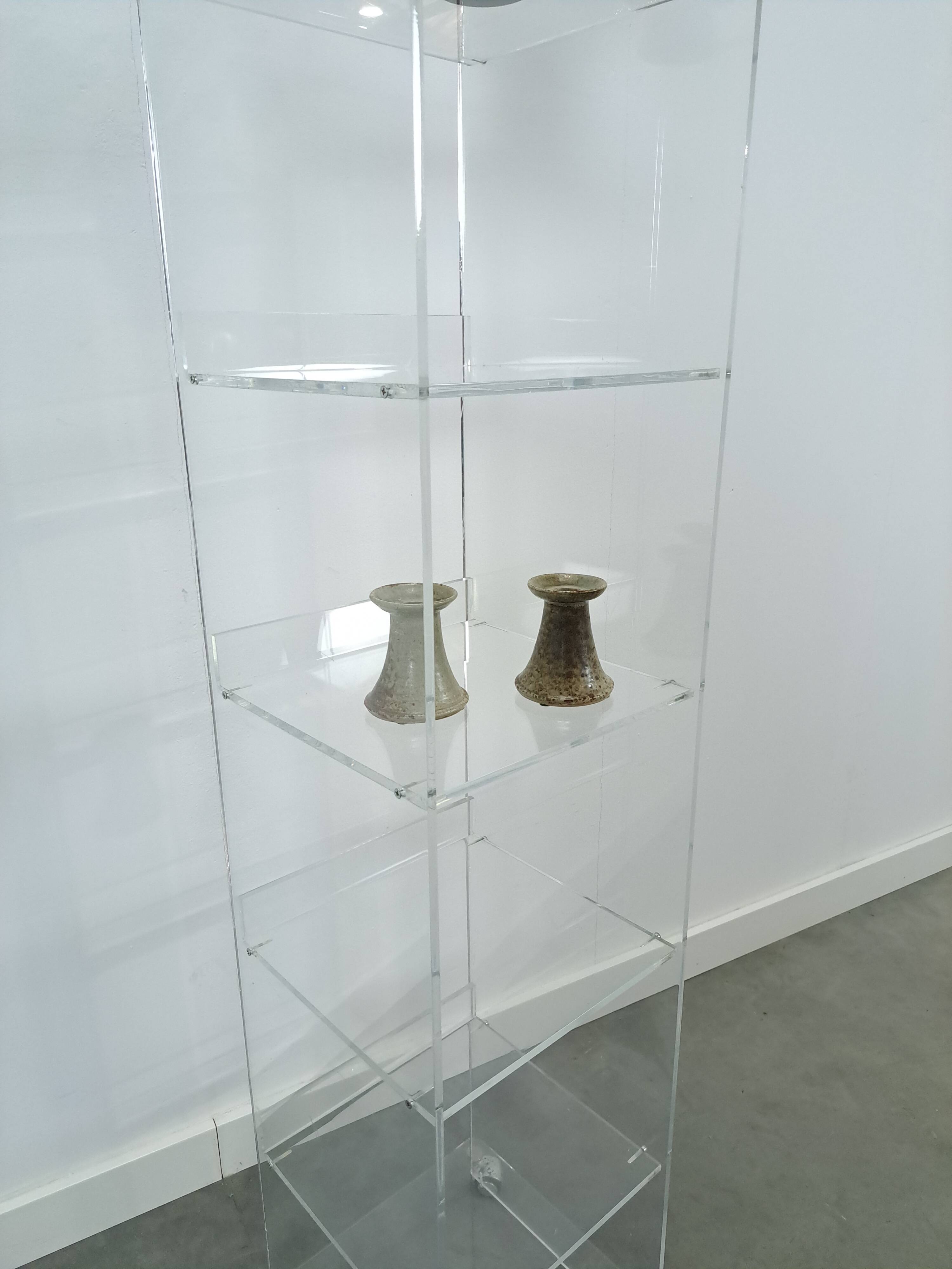 Armoire de rangement en plexiglas sur roulettes