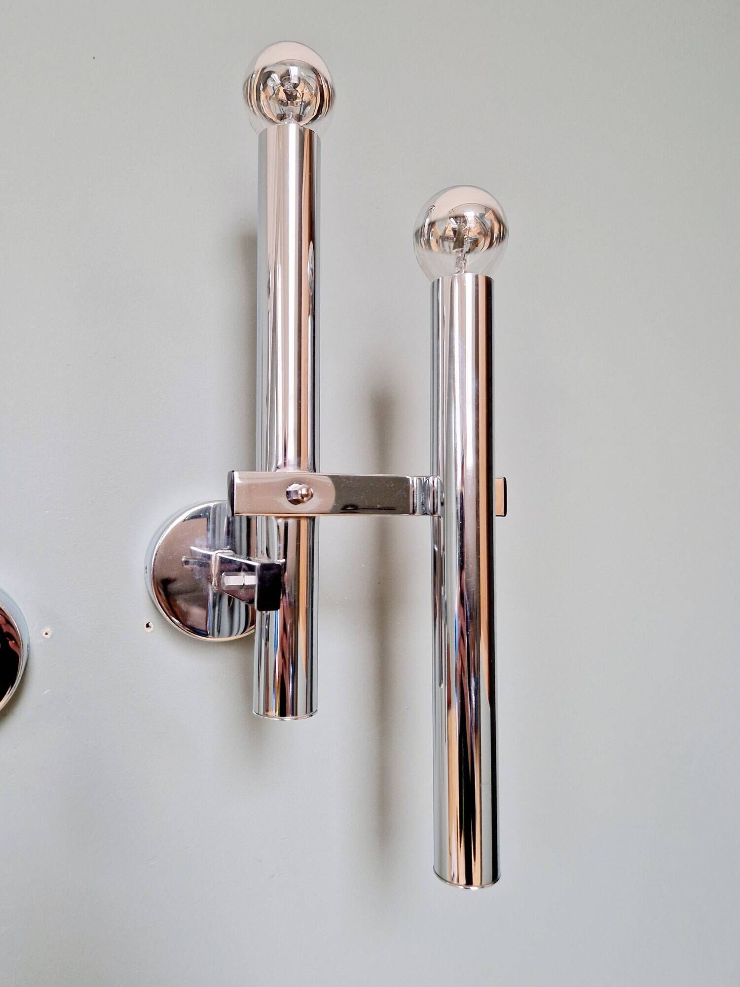 Pair of chromed metal wall lights, design Gaetano Sciolari, 1970s