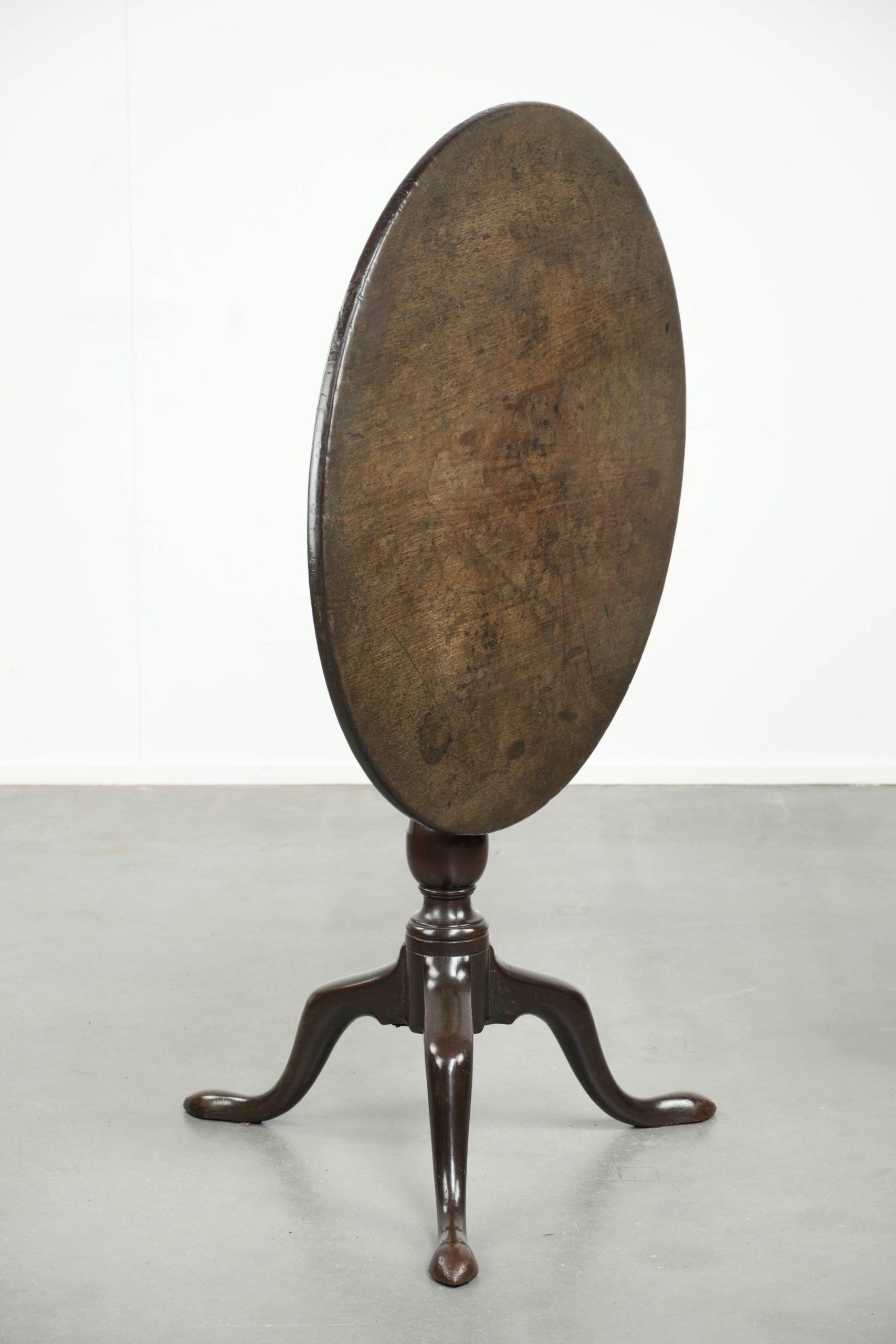 Practical round antique English tilt top table from the 18th century