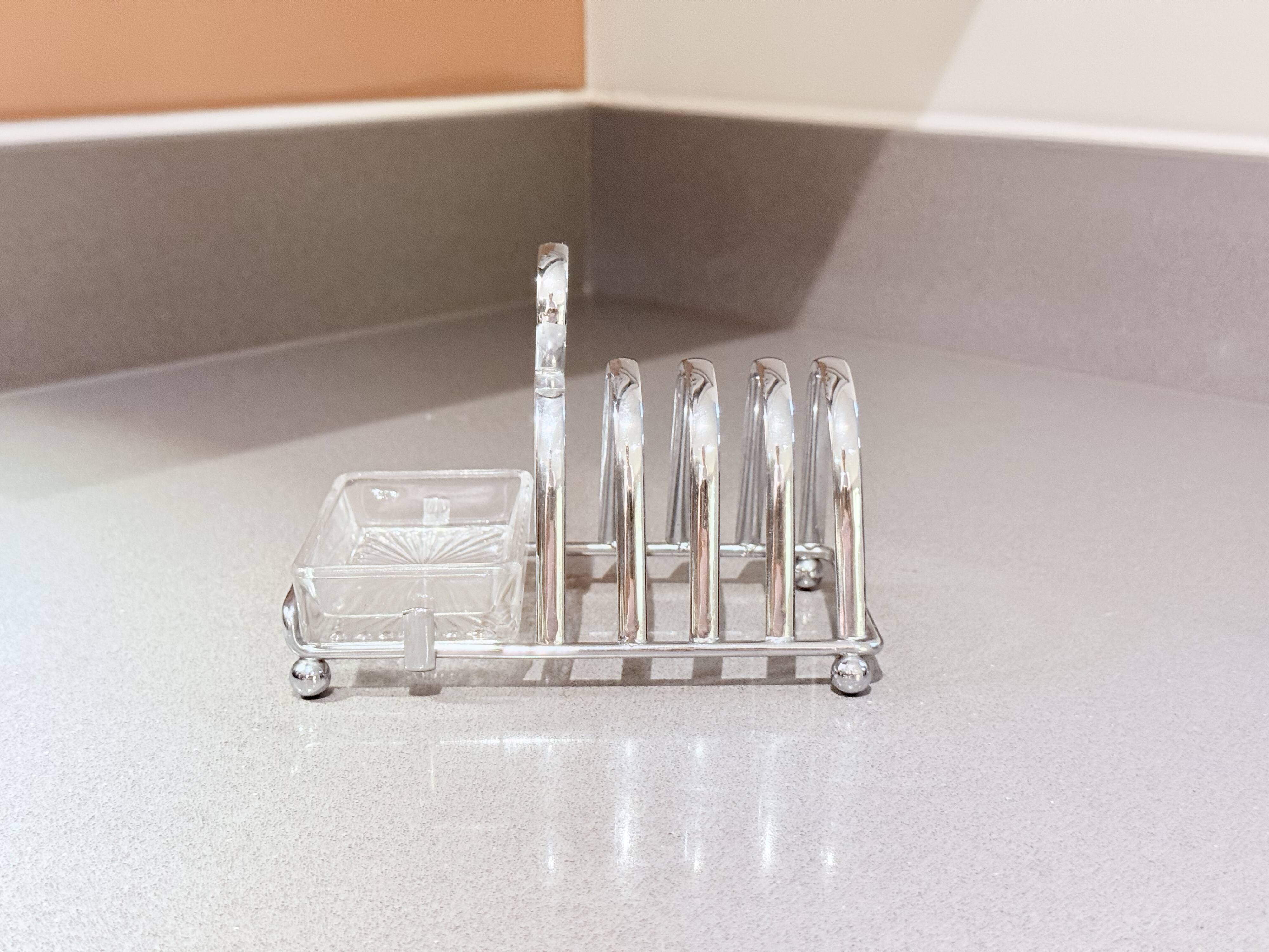 Porte-toast en argent massif Art Déco avec plateau assorti, beurrier en cristal et couteau.