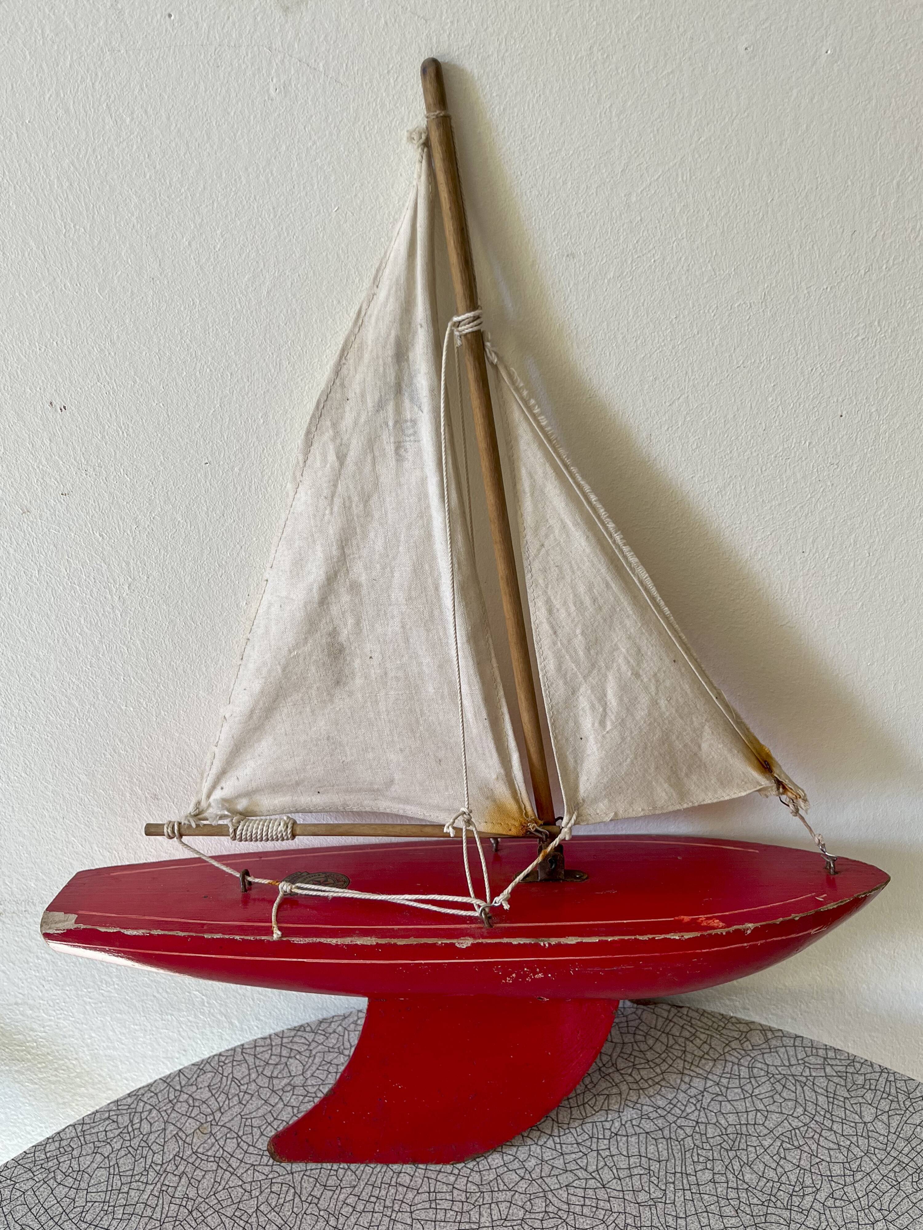 Voilier de bassin anglais Star'Yacht rouge, modèle SY2, années 50-60