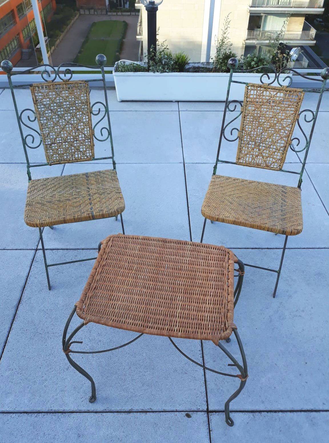 Paire de chaises pliables en fer forgé et rotin.