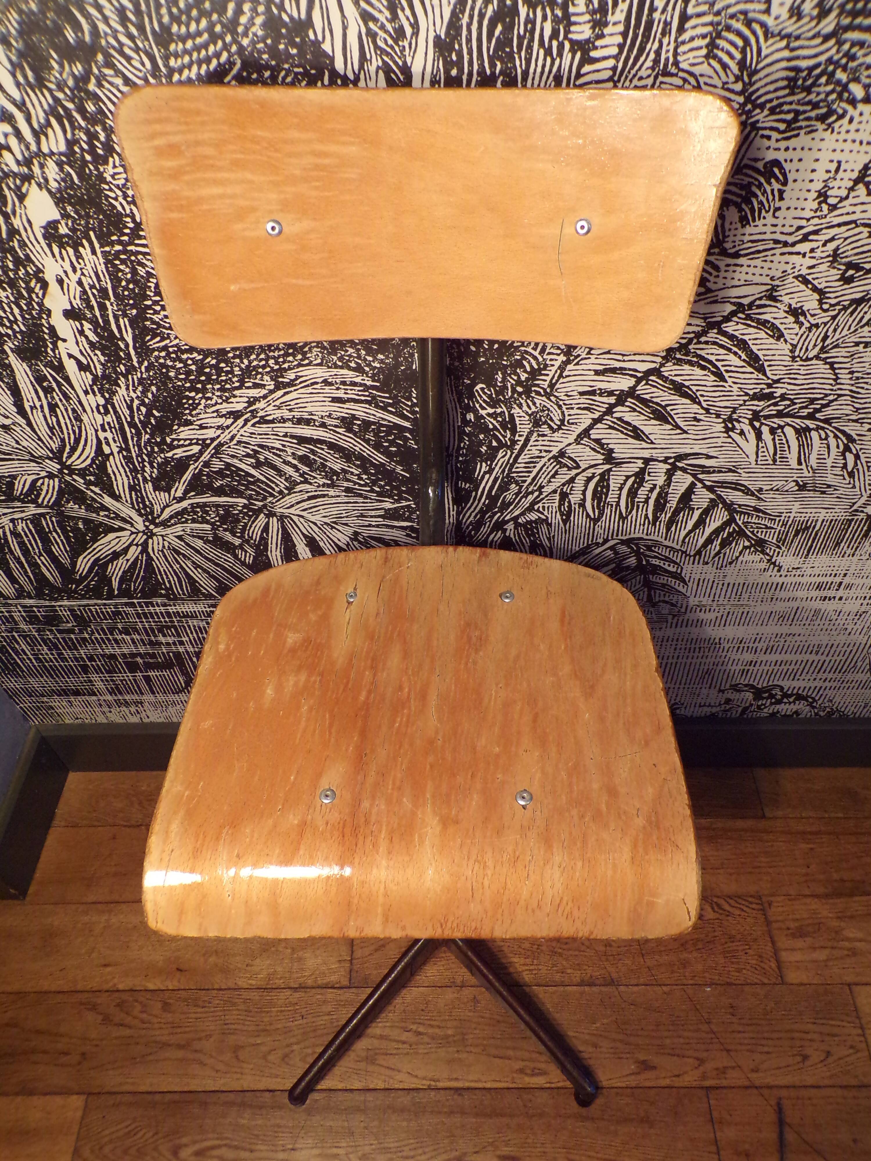 Swivel workshop chair