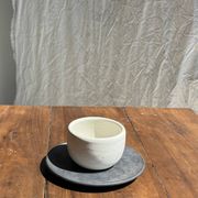 Tasse blanche en céramique indonésienne et soucoupe grise