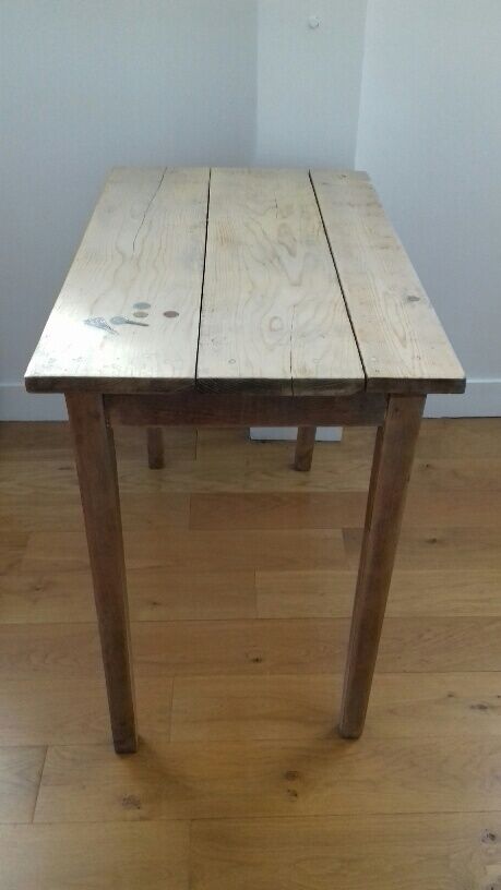 Table ancienne en bois avec inclusion de monnaies et de clés