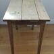 Table ancienne en bois avec inclusion de monnaies et de clés