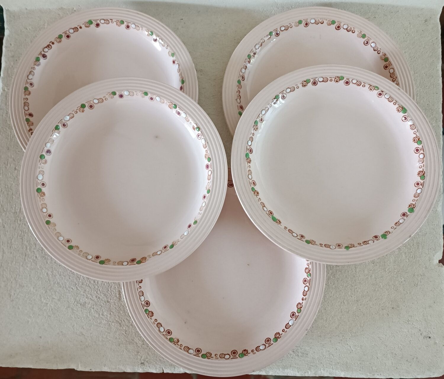 5 assiettes terre de fer Longwy