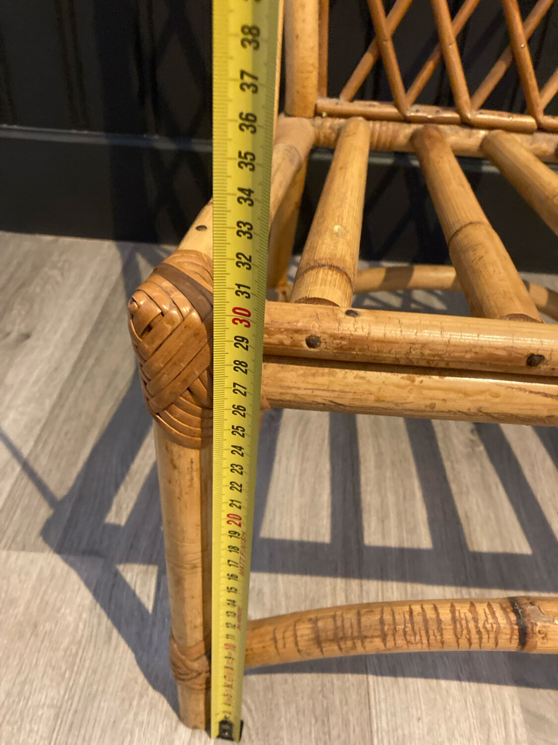 Chaise basse en rotin dans le goût d'Audoux-Minet