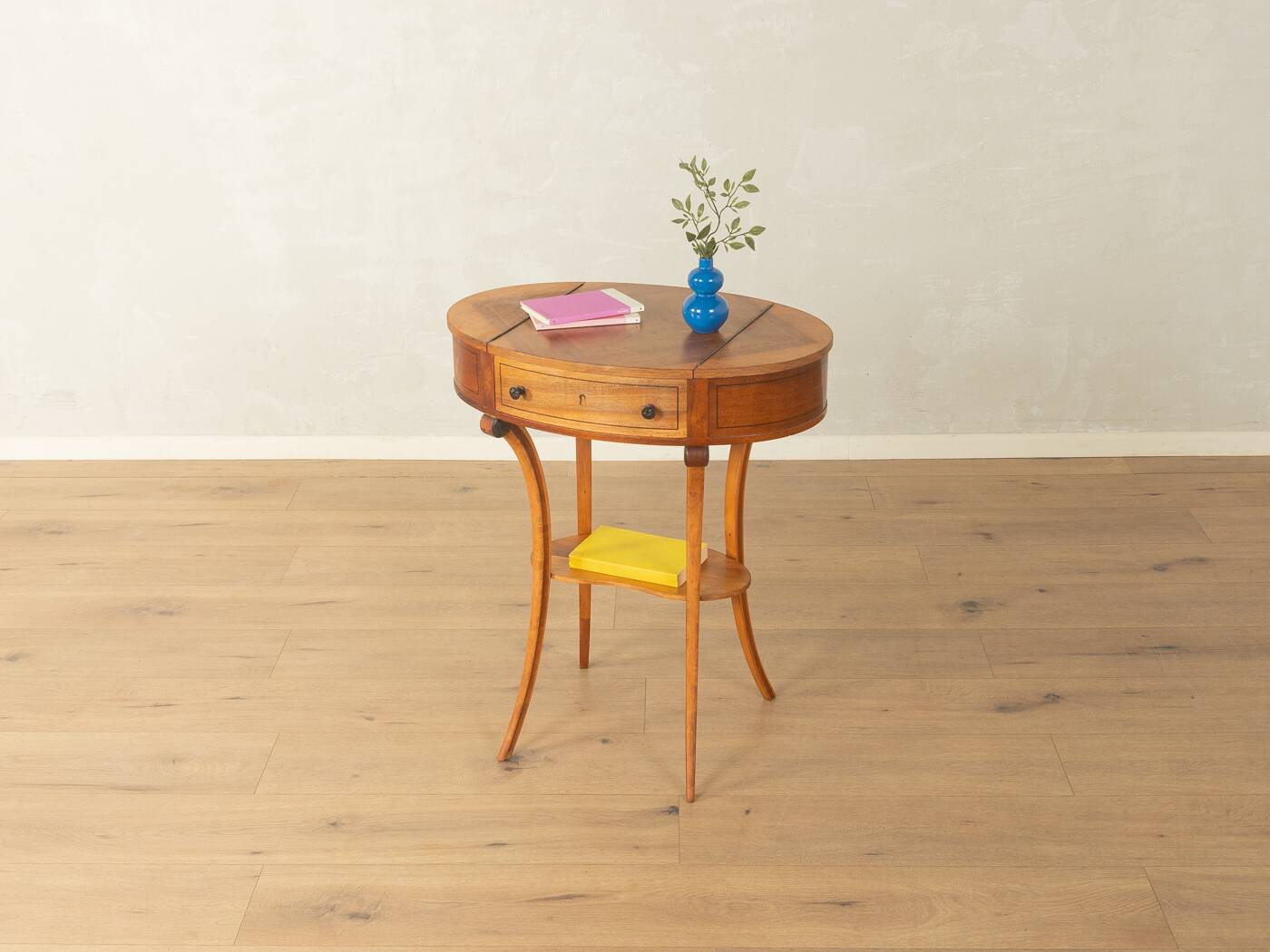 Table d'appoint antique élégante de style Biedermeier, vers 1850
