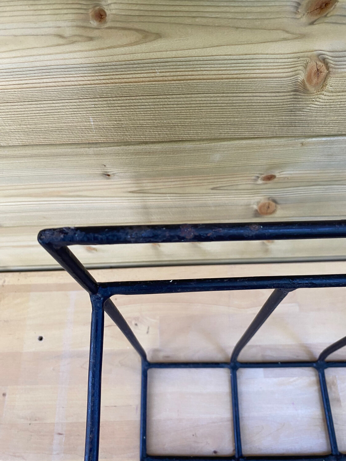 Magazine holders folk art in black metal