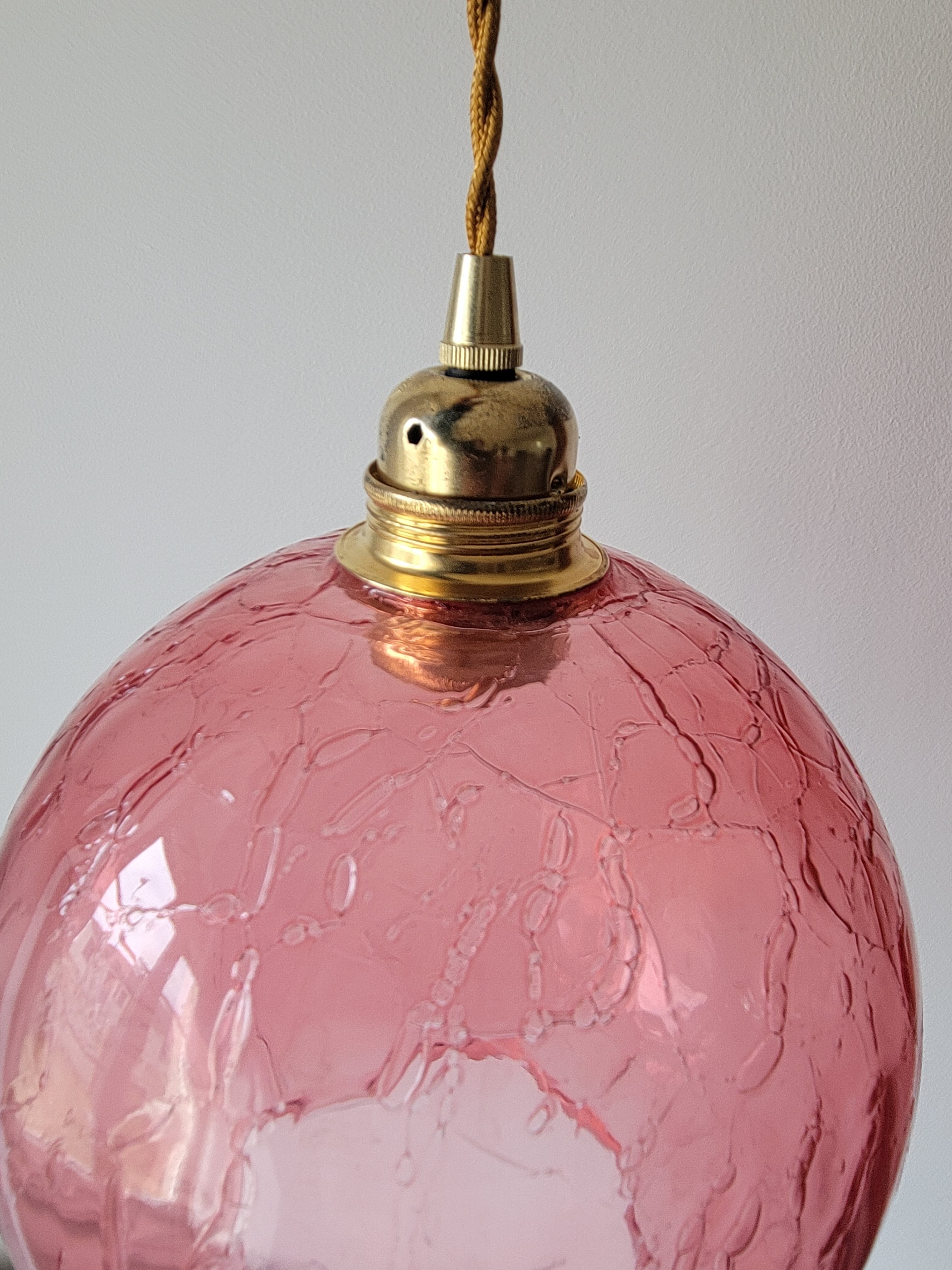 Ribbed glass suspension