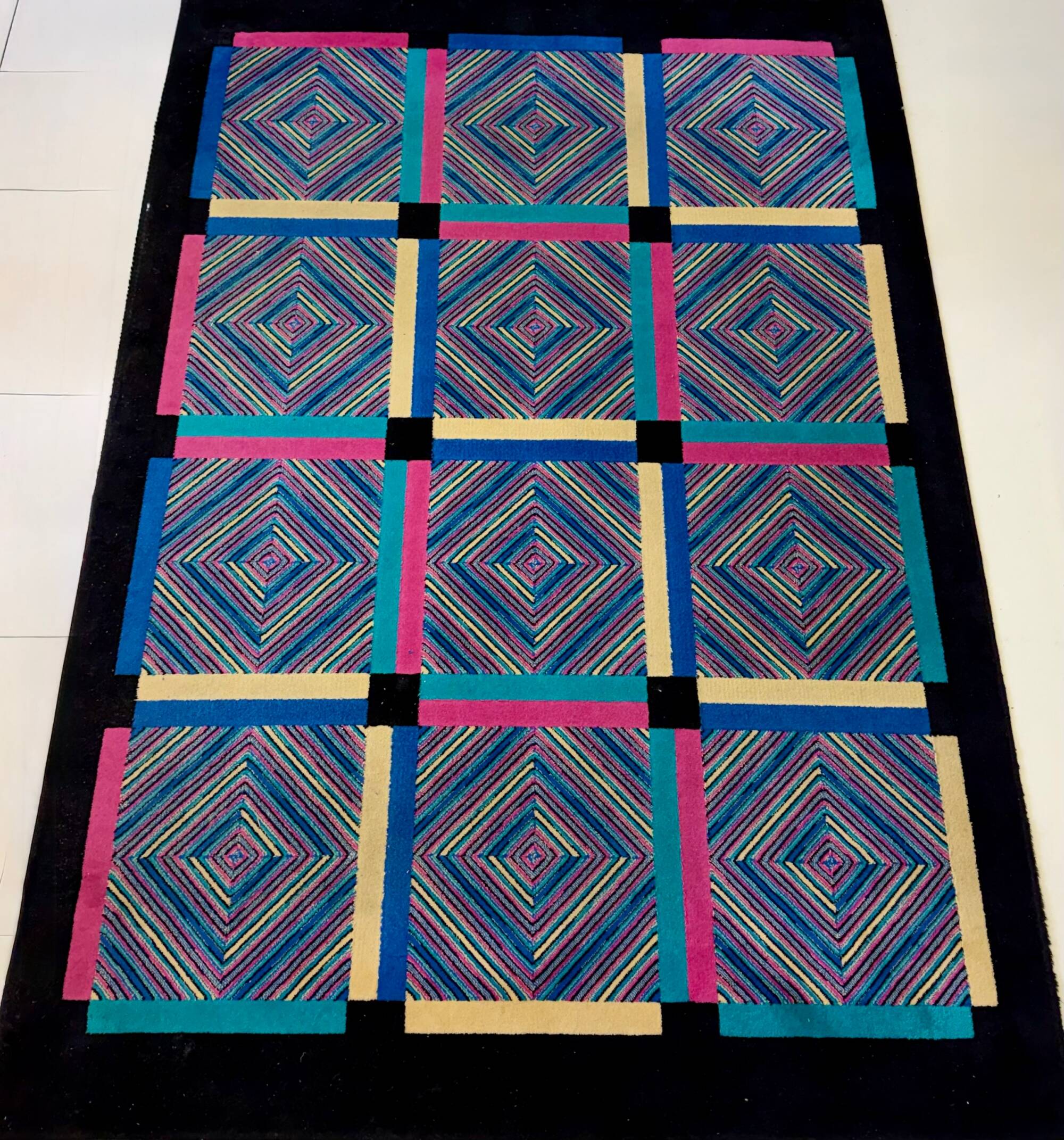 Tapis rectangulaire en laine noir et coloré par Missoni, Italie, années 1980.