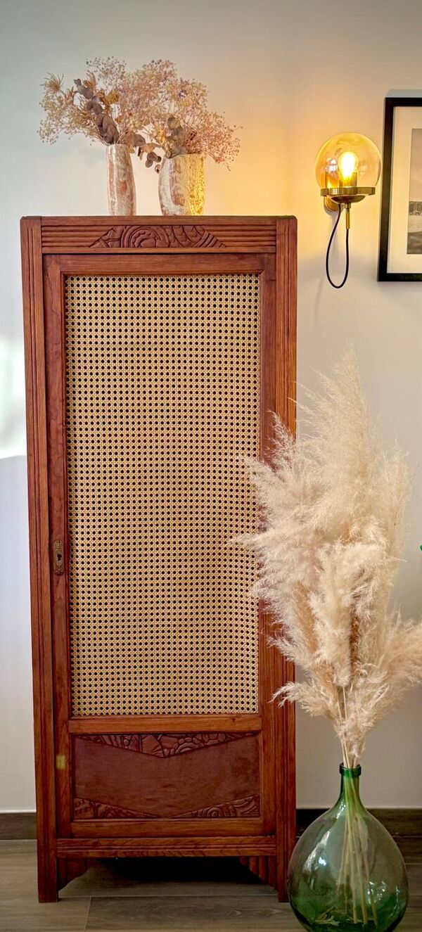 Bonnetière / Armoire parisienne vintage en bois et cannage – style Art