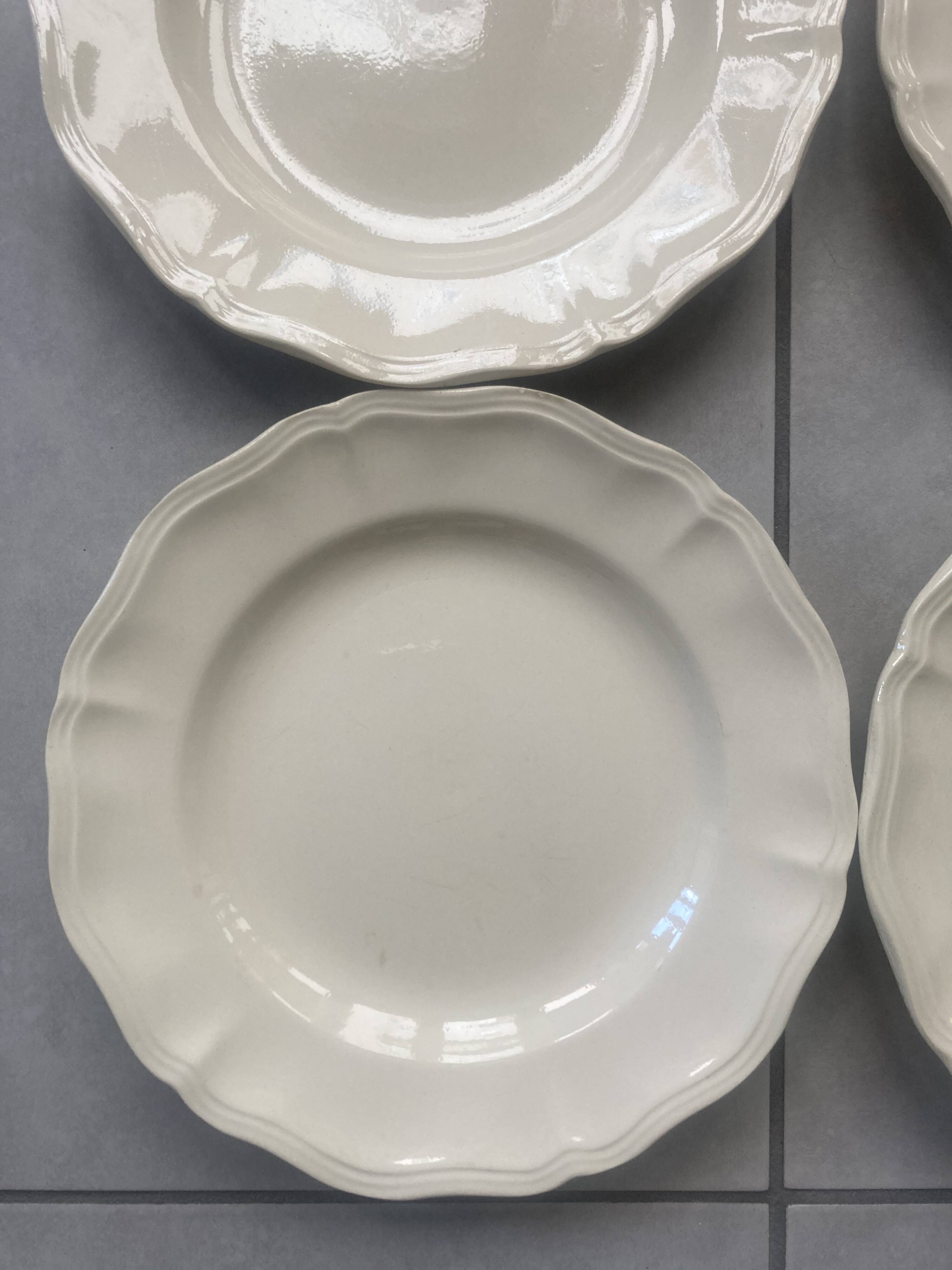 Set of 5 Digoin Sarreguemines plain ivory plates with gadroons