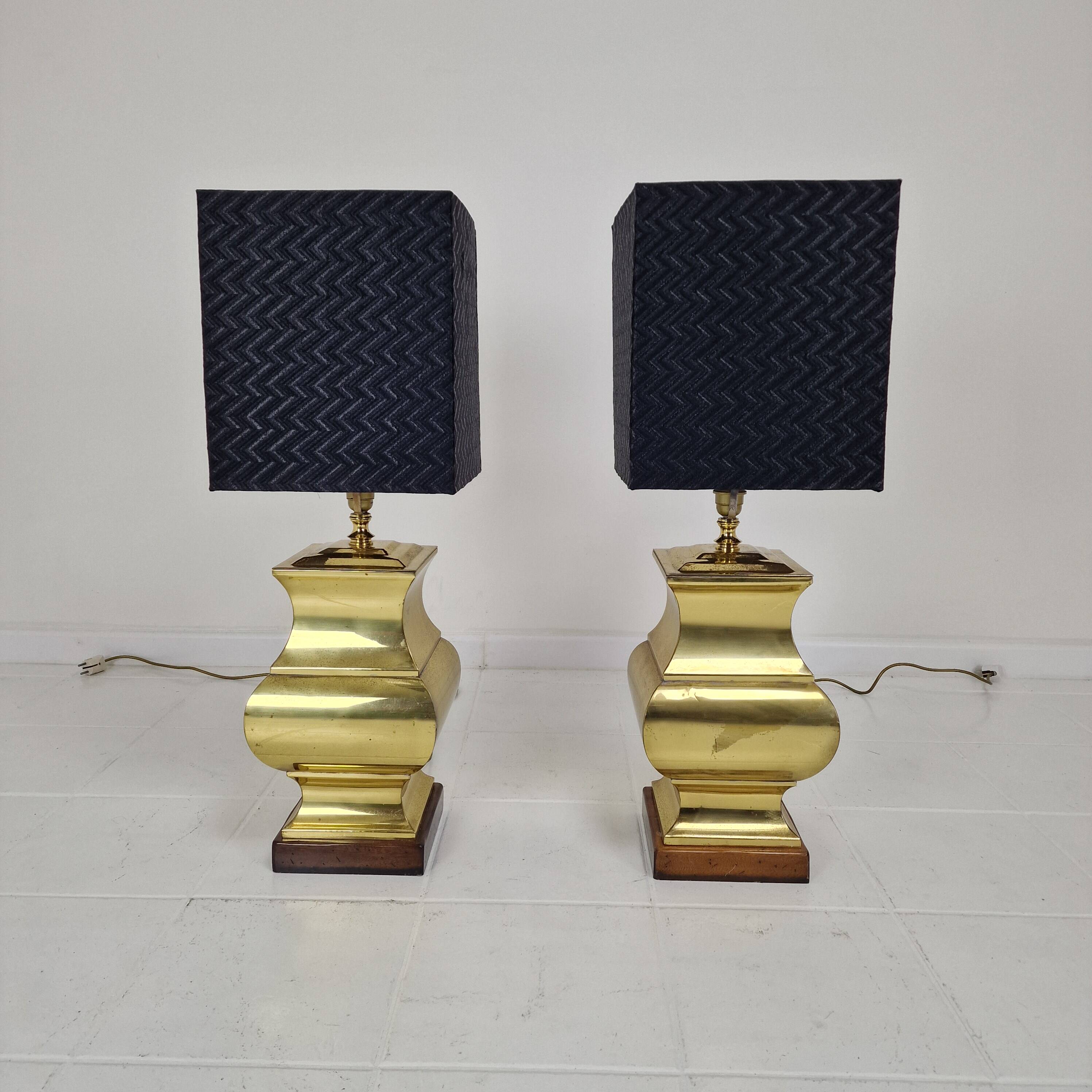 Paire de lampes de table de style Régence avec abat-jour noirs – Base en laiton et bois