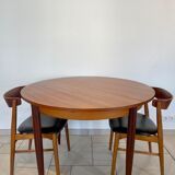 Extendable teak round table