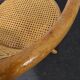 Chaise pivotante vintage en bois courbé.