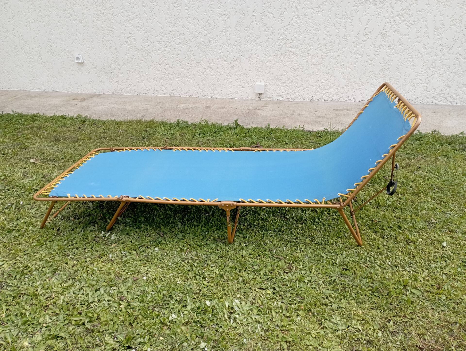 Folding sun lounger
