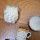 Série de 4 tasses et un pot à lait vintage en grès