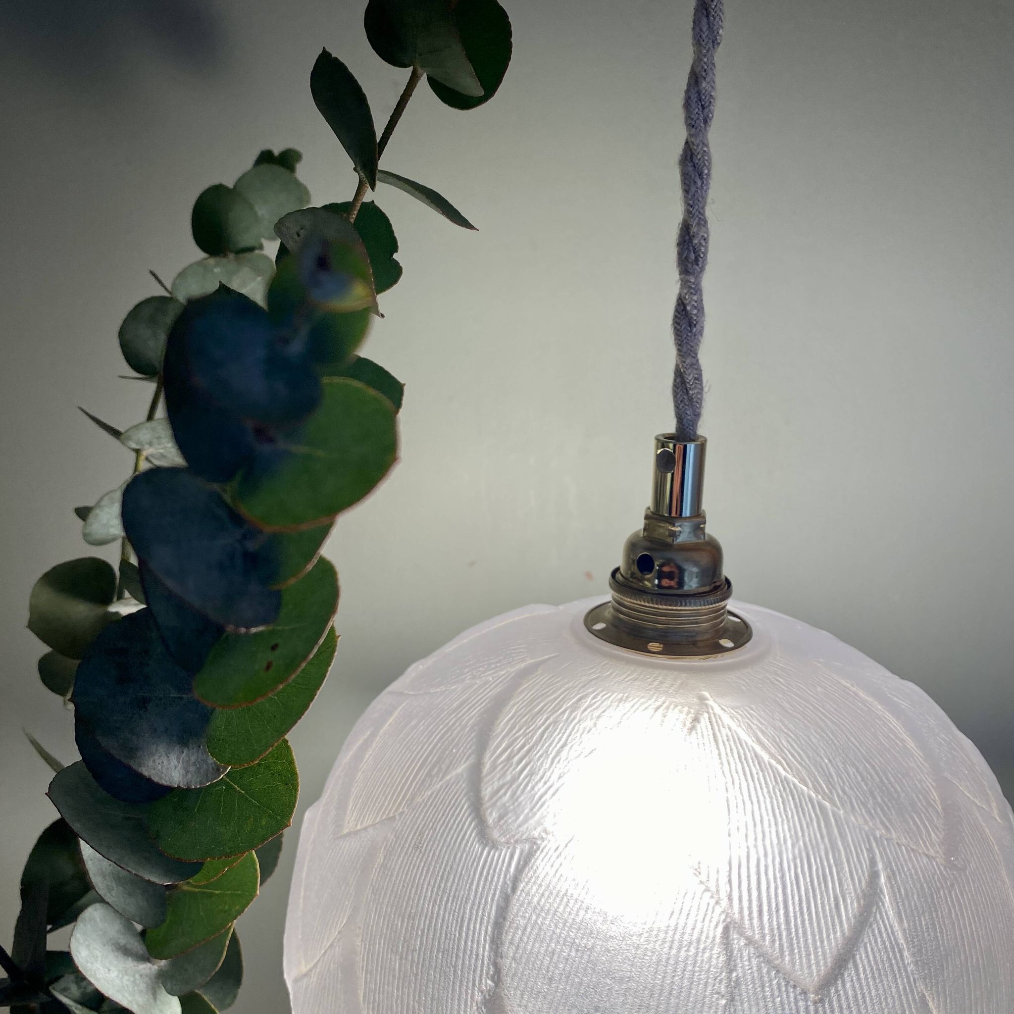 Suspension vintage motif fleur en verre dépoli