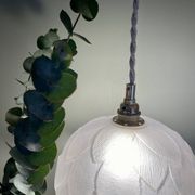 Suspension vintage motif fleur en verre dépoli
