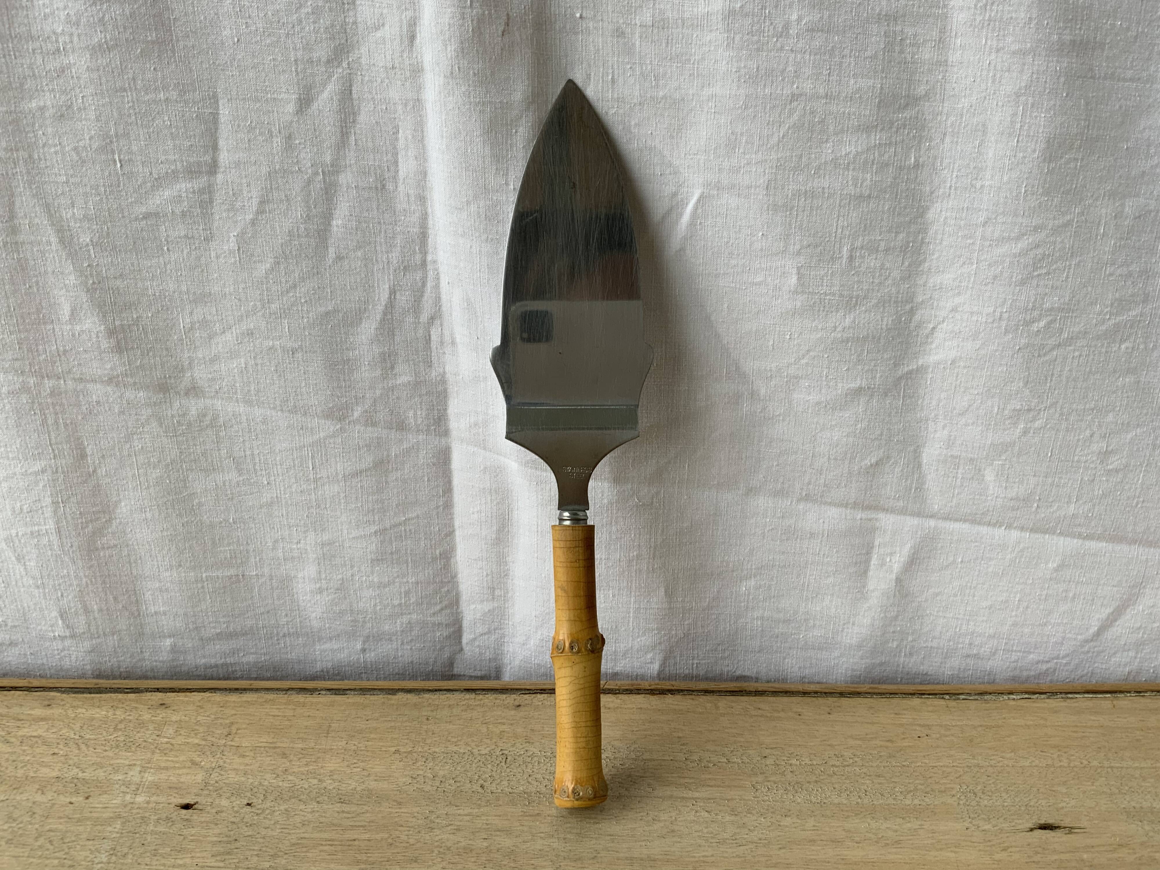 Bamboo handle pie shovel