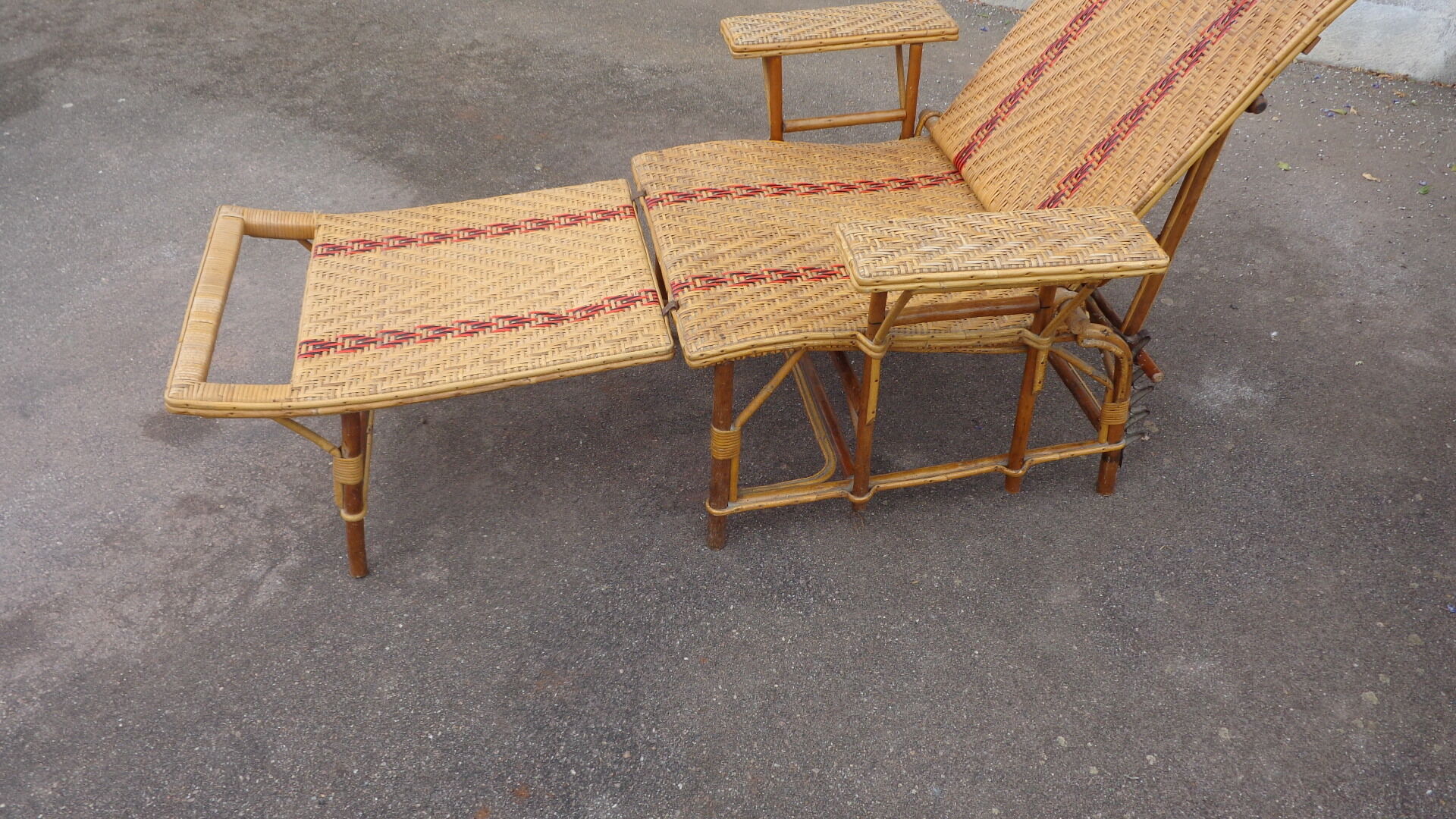 Wicker chaise longue
