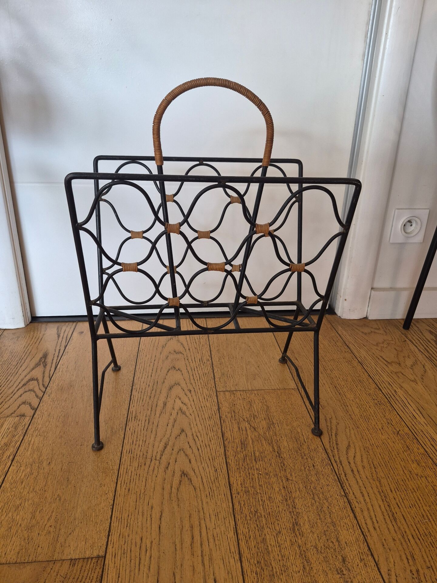 Porte revue fer forgé et rotin design attribué à Jacques Adnet