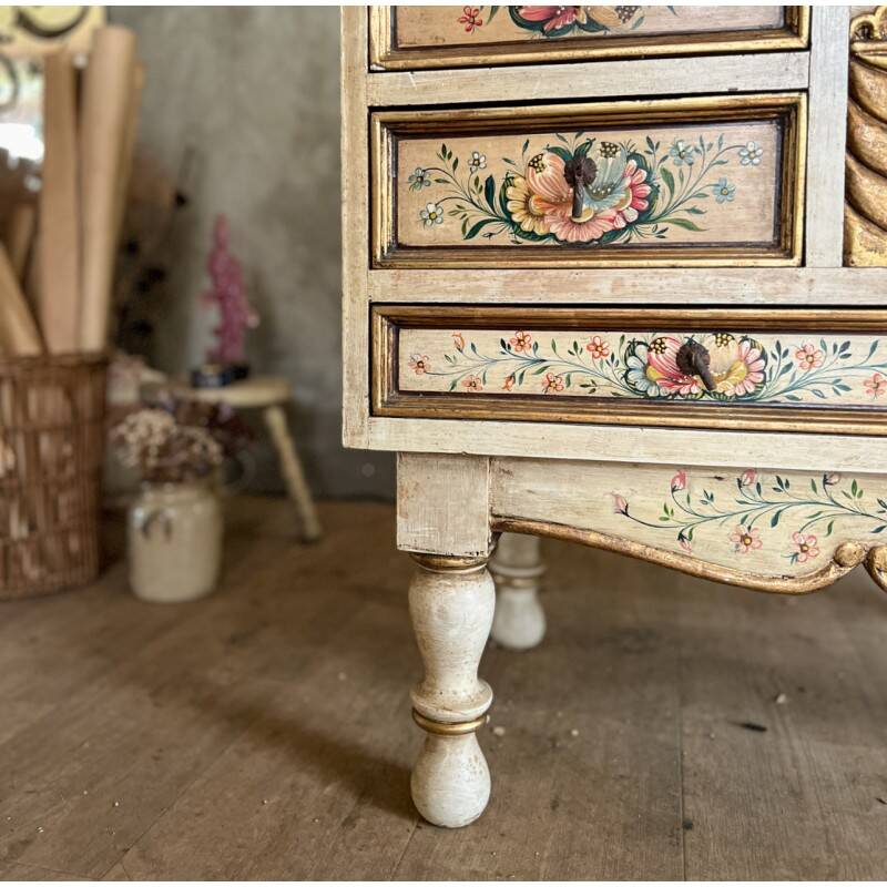 Commode peinte au décor fleuri