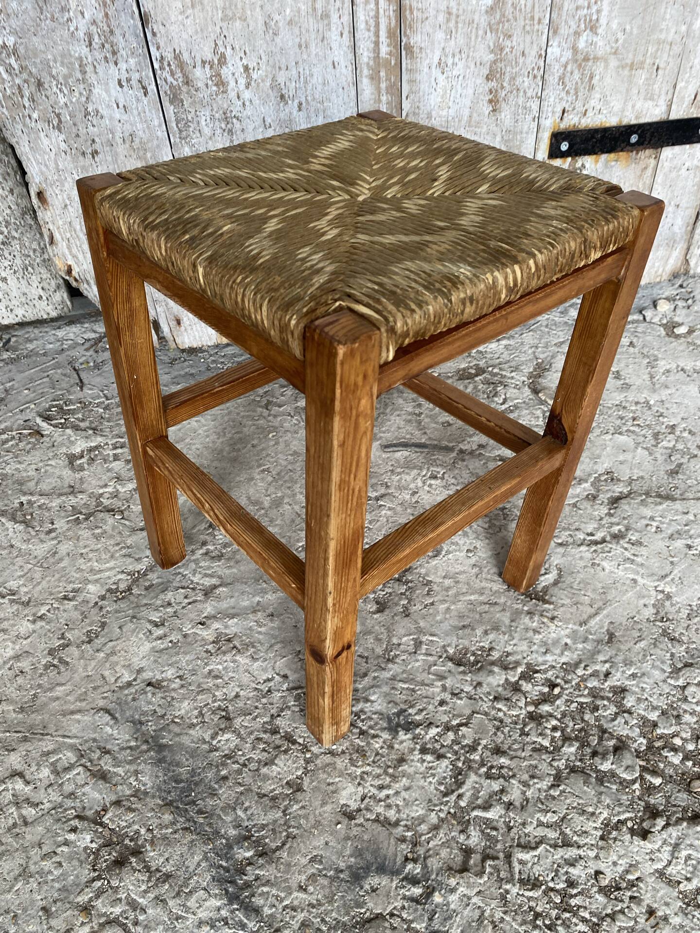 Tabouret ancien en bois sculpté et paille