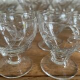 29 anciens verres à pied en verre soufflé ciselé 60/70