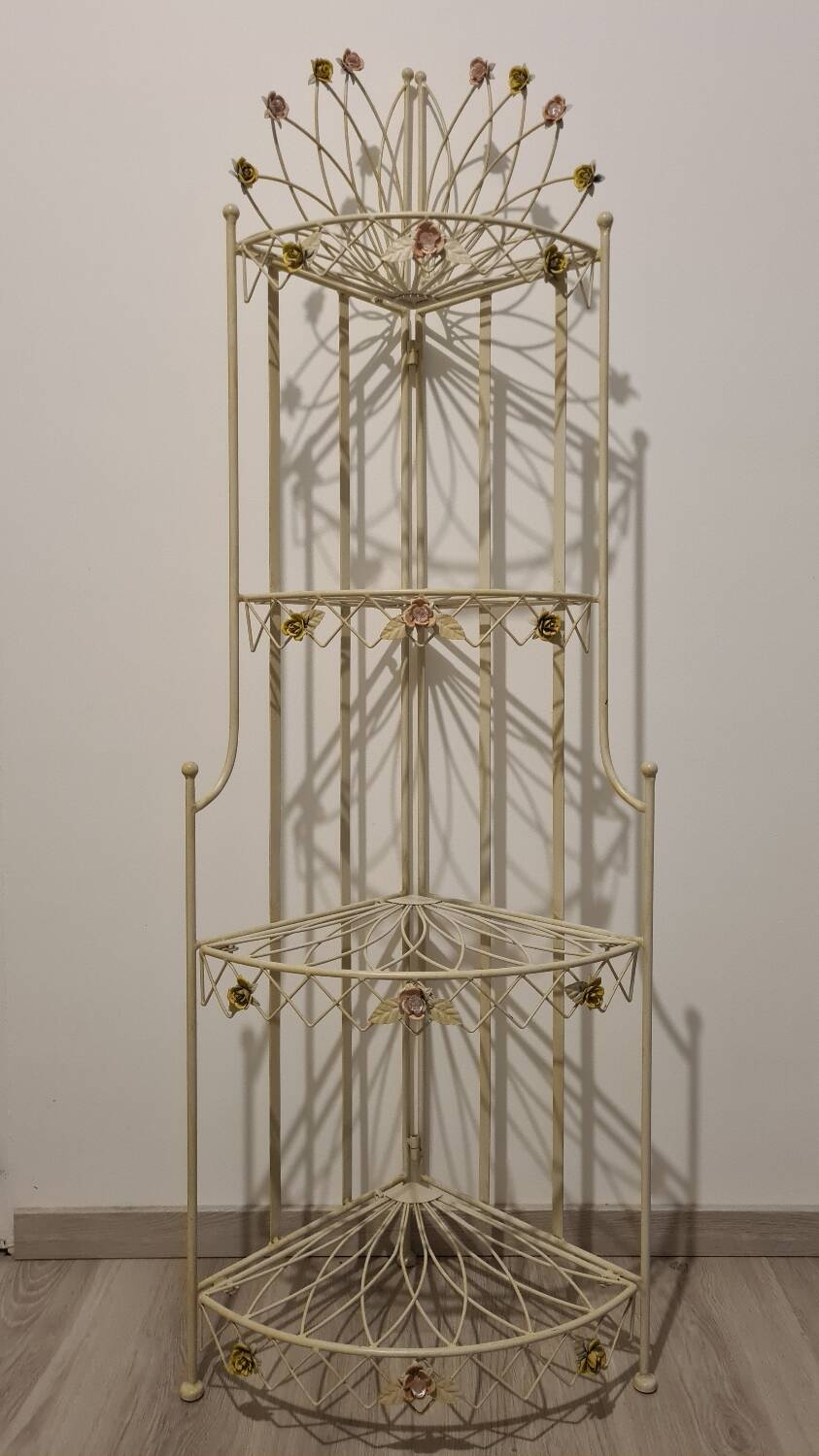 Corner shelf in iron