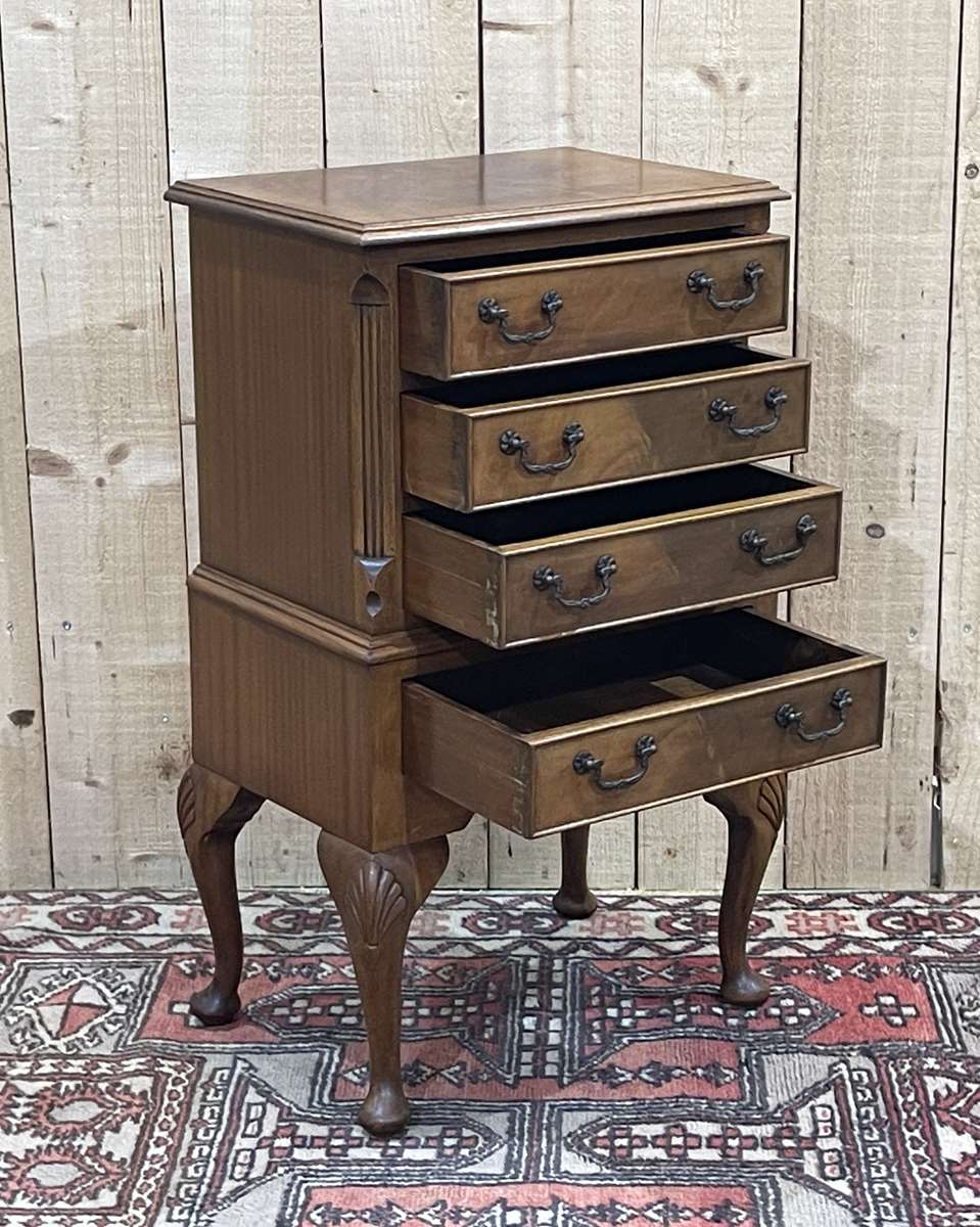 Small English mahogany chest of drawers from the 50s