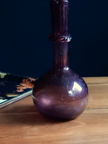 Carafe en verre soufflé dans le style Biot couleur prune
