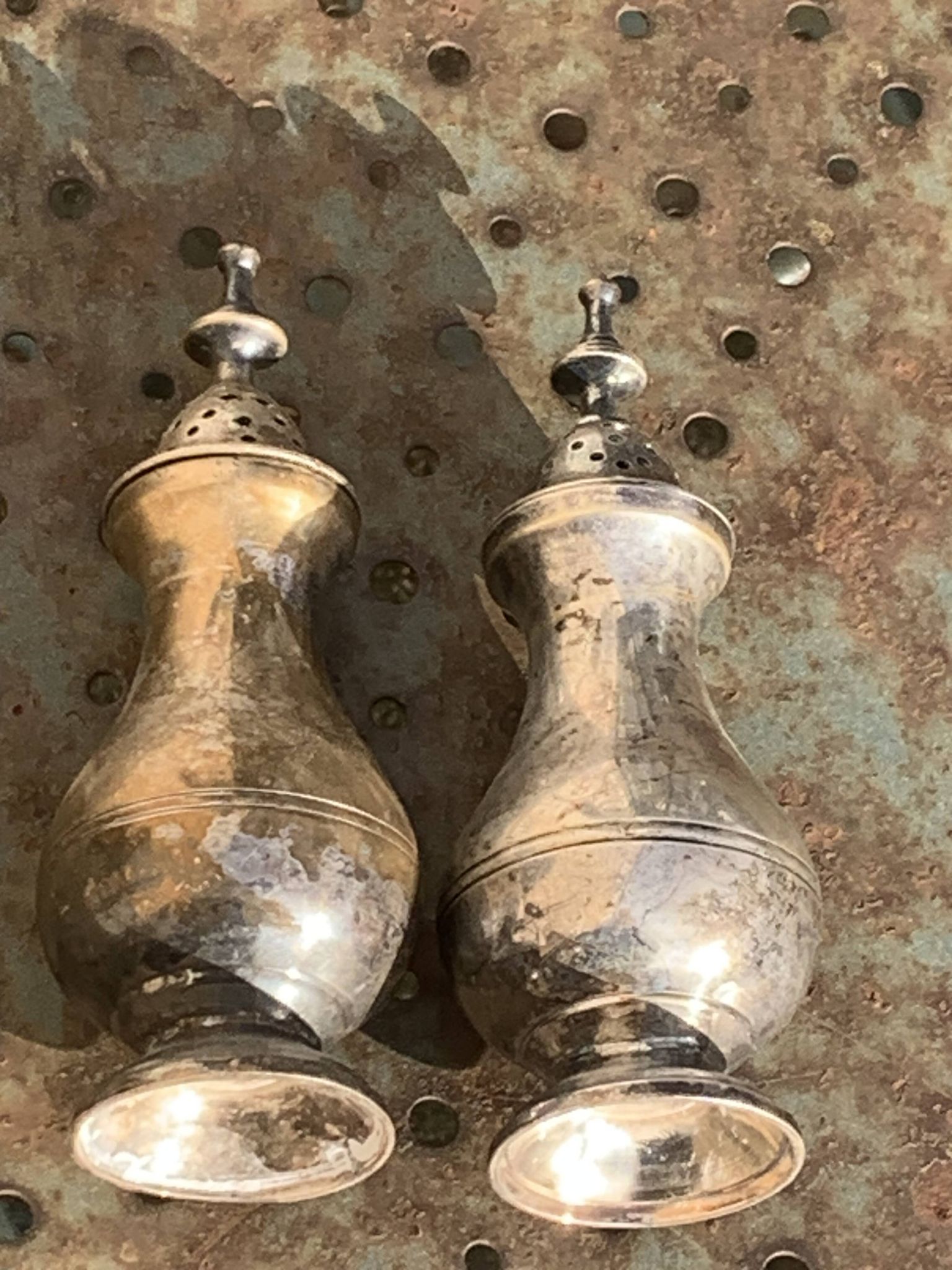 Pair of salt and pepper salt and pepper pots, in old, elegant silver metal